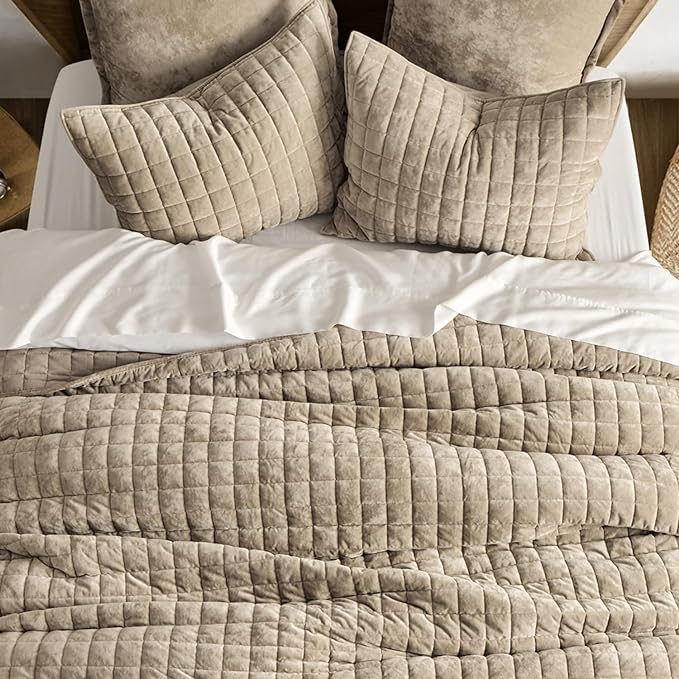 RECYCO Luxury Velvet Quilt Set, California King 118'' x 106'' Oversized Bedspread, Ultra Soft Velvet Comforter, Lightweight Box Stitch Bedding Sets for All Season, with 2 Shams, Urban Taupe