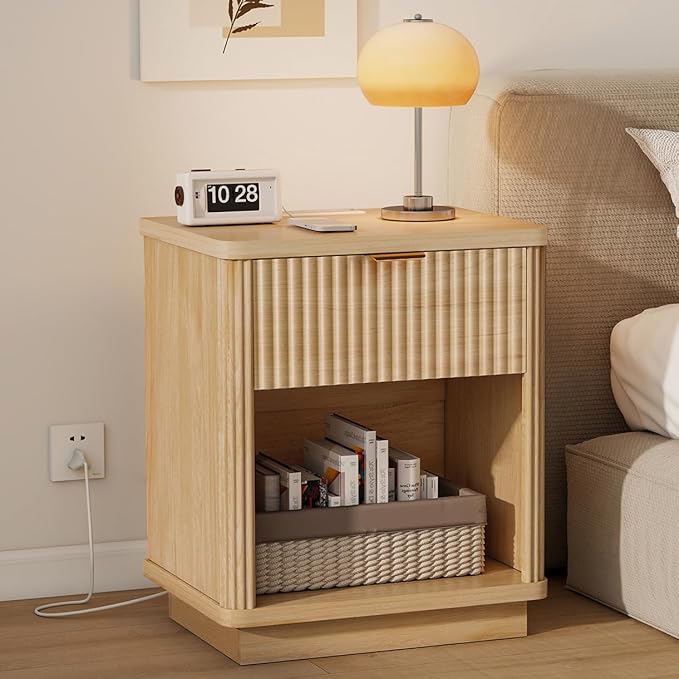 LYNCOHOME Fluted Nightstand with Charging Station, Bedside Table for Bedroom with 1 Drawer Storage, Night Stand for Bedroom，Natural