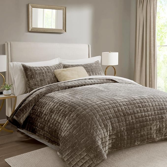 RECYCO Luxury Velvet Quilt Set, California King 118'' x 106'' Oversized Bedspread, Ultra Soft Velvet Comforter, Lightweight Box Stitch Bedding Sets for All Season, with 2 Shams, Mocha Brown