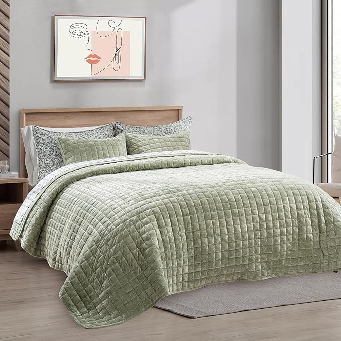 RECYCO Luxury Velvet Quilt Set King Size Bedding Sets, Ultra Soft Velvet Comforter Set, Lightweight Channel Box Stitch Oversized Bedspread Coverlet for All Season, with 2 Shams, Sage Green