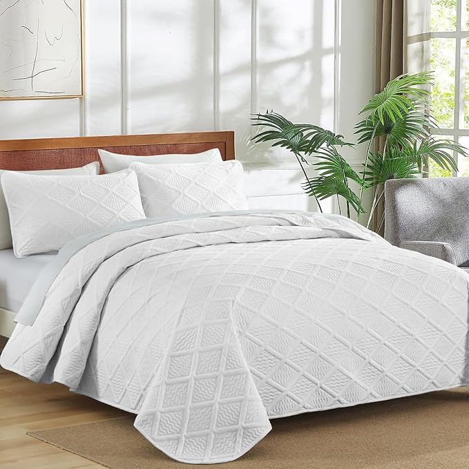 Yiran White Quilt Set King Size Fall Bedspreads Embossed Diamond Pattern 3 Piece Soft Microfiber Coverlet for All Season with 2 Pillow Shams (King, 106x96 Inch)