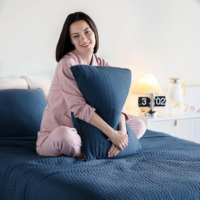 KASENTEX Oversized King Quilt Set 112"x106" – Soft Washed 3-Layer Lightweight California King Bedspread, Minimalist Nordic Design, All-Season Quilt Bedding (1 Quilt + 2 Pillow Shams), Dress Dark Blue