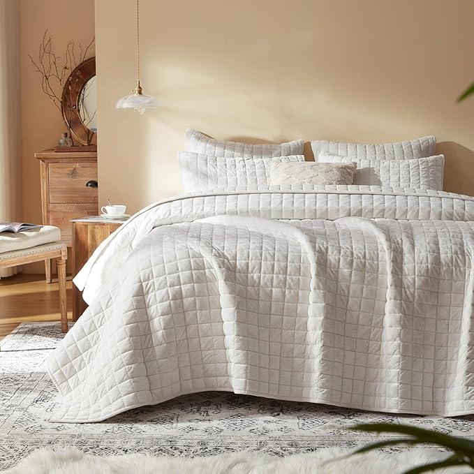 LEAONME Velvet Quilt California King-118''x106'', Lightweight White Velvet Comforter Set with 2 Pillow Shams, Soft Oversized Bedspread Coverlet Quilted Bedding Set for All Season