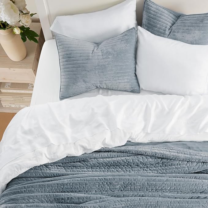 EVERGRACE Velvet Quilt Set Queen Size, Luxurious Soft Striped Channel Bedding Set, Lightweight Velvet Comforter for All Season, Oversized Bedspread Coverlet with 2 Matching Shams, Blue Linen