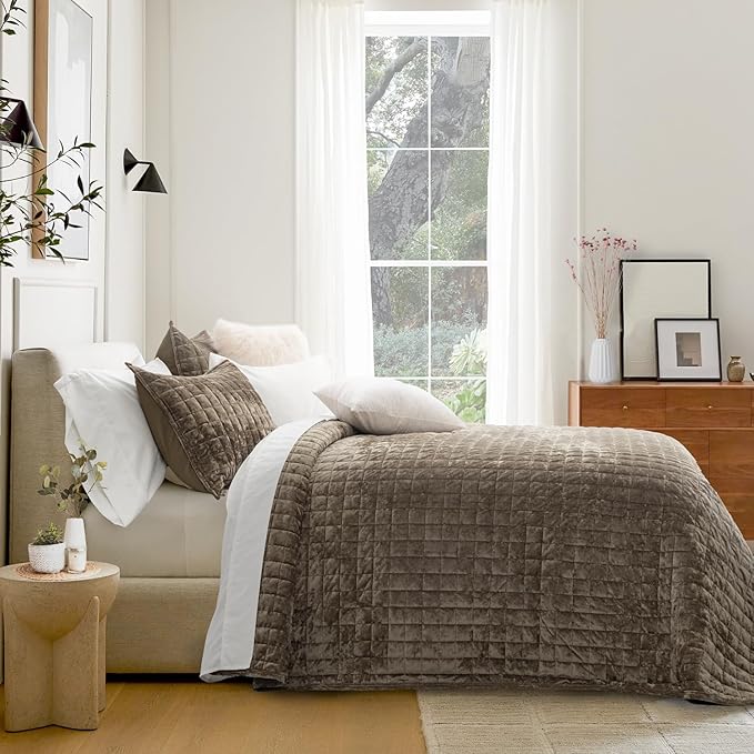 RECYCO Luxury Velvet Quilt Set, California King 118'' x 106'' Oversized Bedspread, Ultra Soft Velvet Comforter, Lightweight Box Stitch Bedding Sets for All Season, with 2 Shams, Mocha Brown