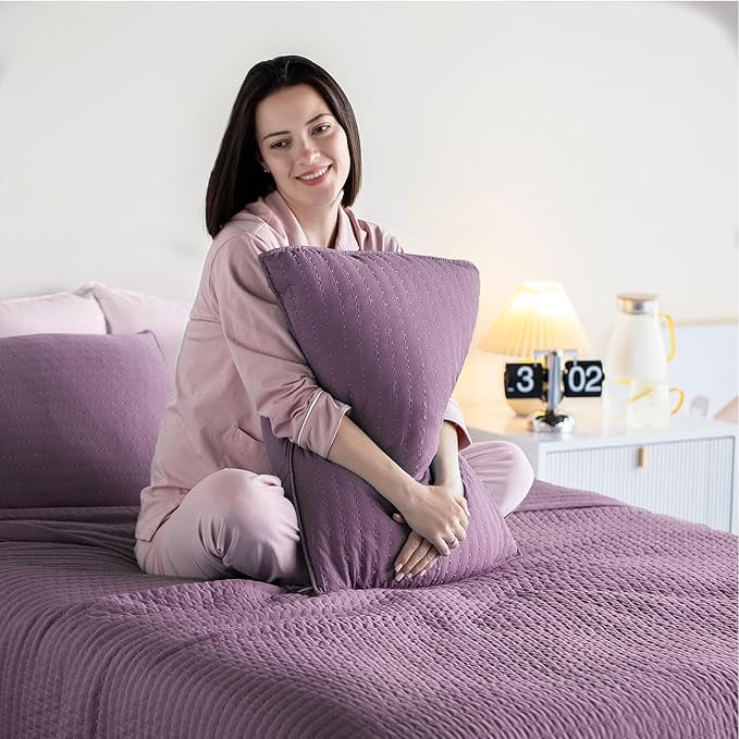 KASENTEX Oversized Queen Quilt Set 102"x106" – Soft Washed 3-Layer Lightweight Bedspread, Minimalist Nordic Design, All-Season Spring & Summer Quilt Set (1 Quilt + 2 Pillow Shams),Grape Jam Purple