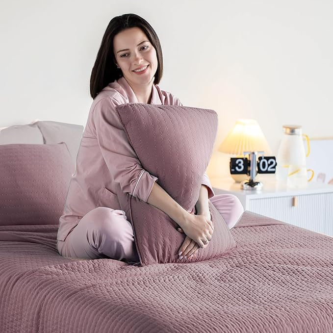 Oversized Queen Quilt Set 102"x106" – Soft Washed 3-Layer Lightweight Bedspread, Minimalist Nordic Design, All-Season Spring & Summer Quilt Set (1 Quilt + 2 Pillow Shams),Twilight Mauve Purple