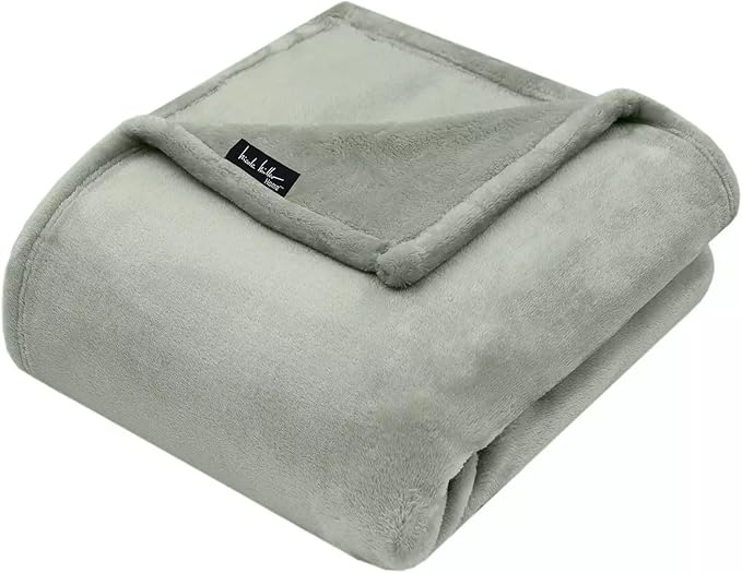 Nicole Miller Oversized Plush Fleece Throw Blanket – Ultra Soft, Lightweight & Cozy – 60" x 70" Warm Flannel Blanket for Couch, Bed & Travel – Machine Washable (Green-Sage)