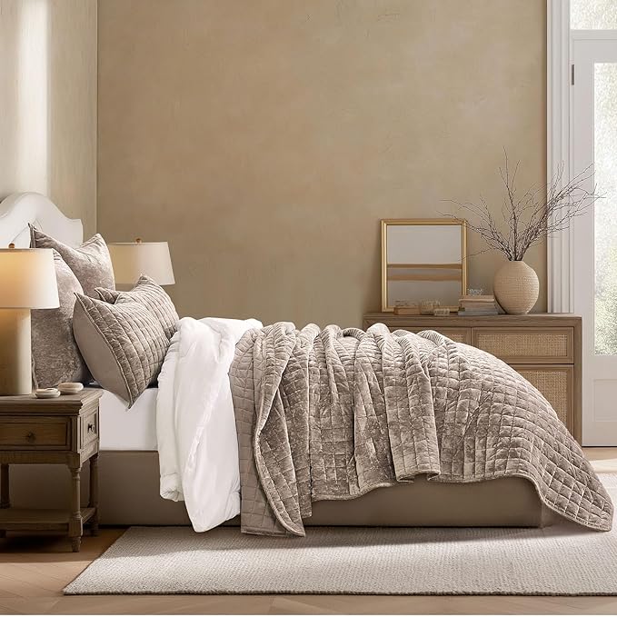 RECYCO Luxury Velvet Quilt King Size Bedding Set, Ultra Soft Velvet Comforter Set, Lightweight Quilted Channel Box Stitch Oversized Bedspread Coverlet for All Season, with 2 Shams, Natural Tan