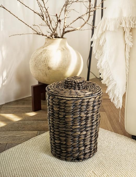 2 Gallons Wicker Waste Basket - Water Hyacinth Bathroom Trash Can - Garbage Can with Lid Boho Style - Wicker Trash Can with Lid for Bedroom, Kitchen - Removable Liner, Handwoven (Black Color)