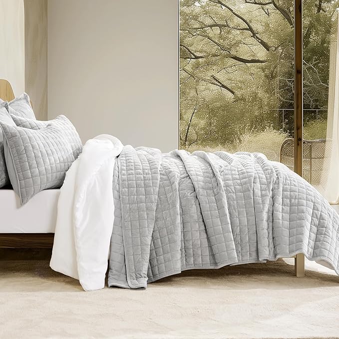 RECYCO Luxury Velvet Quilt Set King Size Bedding Sets, Ultra Soft Velvet Comforter Set, Lightweight Channel Box Stitch Oversized Bedspread Coverlet for All Season, with 2 Shams, Frost Gray