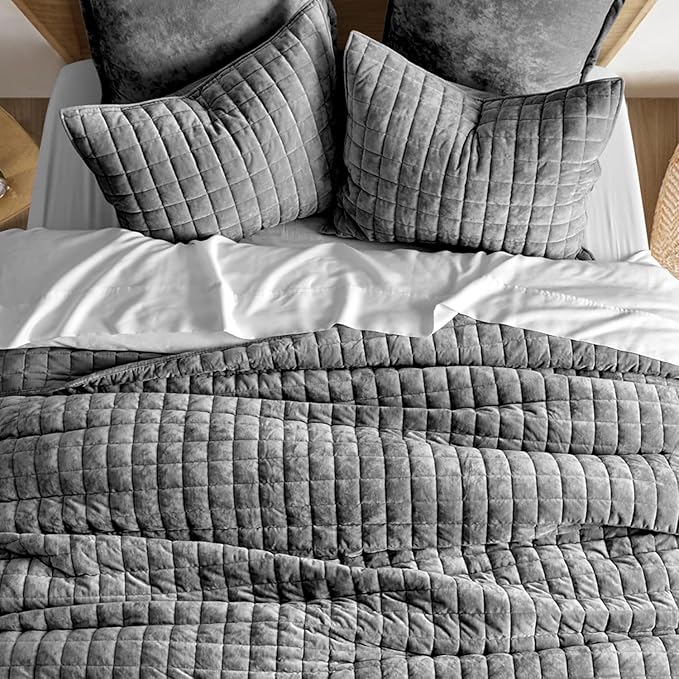 RECYCO Luxury Velvet Quilt Set King Size Bedding Sets, Ultra Soft Velvet Comforter Set, Lightweight Channel Box Stitch Oversized Bedspread Coverlet for All Season, with 2 Shams, Charcoal Gray