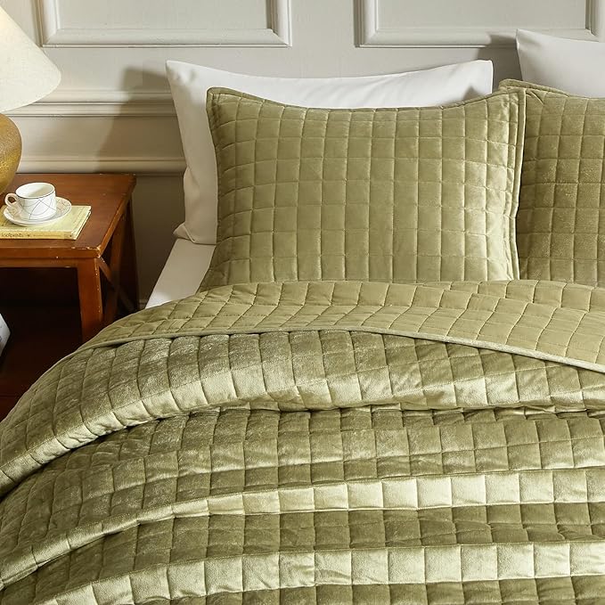 Powdion Velvet Quilt King,Luxurious King Size Quilt Bedding Set 3 Pieces Soft Lightweight Bedspreads Coverlet for All Seasons with 2 Pillow Shams,90x104 Vintage Olive Green Quilt King