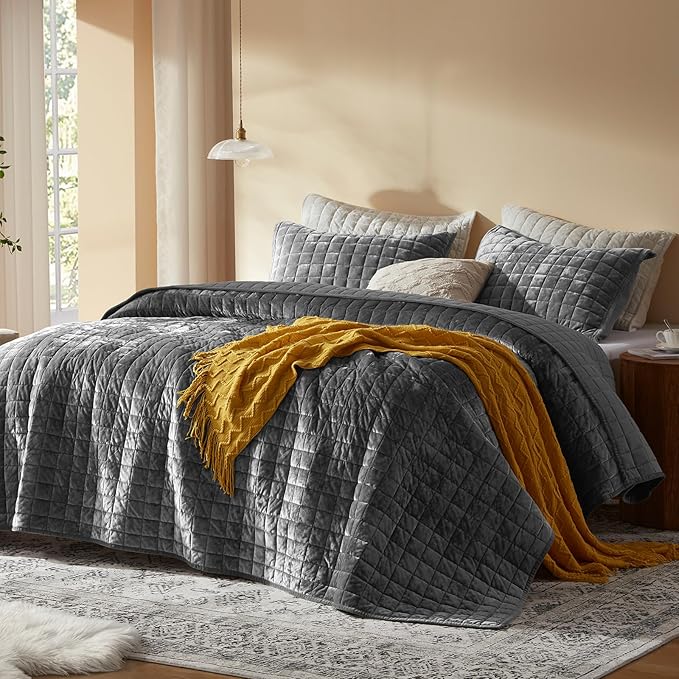 LEAONME Velvet Quilt California King-118''x106'', Lightweight Grey Velvet Comforter Set with 2 Pillow Shams, Soft Oversized Bedspread Coverlet Quilted Bedding Set for All Season