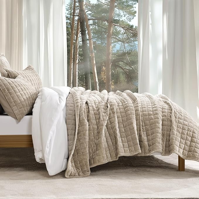 RECYCO Luxury Velvet Quilt Set Full Queen Size Bedding Sets, Ultra Soft Velvet Comforter Set, Lightweight Channel Box Stitch Oversized Bedspread Coverlet for All Season, with 2 Shams, Urban Taupe