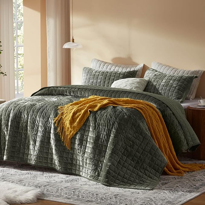 LEAONME Velvet Quilt Full/Queen Size-90''x98'', Lightweight Olive Green Velvet Comforter Set with 2 Pillow Shams, Soft Bedspread Coverlet Quilted Bedding Set for All Season