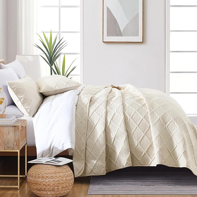 Yiran California King Size Beige Quilt Set Lightweight Oversized Bedspread Ultrasonic Diamond Pattern Soft Microfiber Summer Coverlet Modern Style 3 Piece with 2 Shams (112x104 inch)