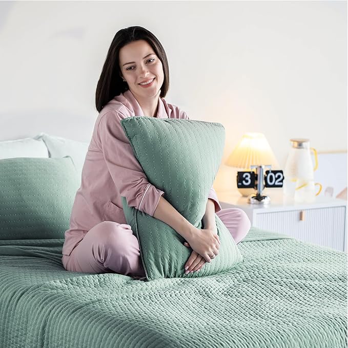KASENTEX Twin Quilt Set 68"x86" – Soft Washed 3-Layer Lightweight Bedspread, Minimalist Nordic Design, All-Season Spring & Summer Quilt Set (1 Quilt + 2 Pillow Shams), Green