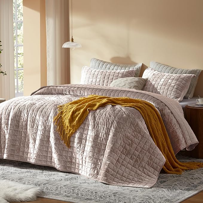 LEAONME Velvet Quilt Oversized California King-120''x120'', Lightweight Dusty Pink Comforter Set with 2 Pillow Shams, Oversized Bedspread Coverlet Quilted Bedding Set for All Season