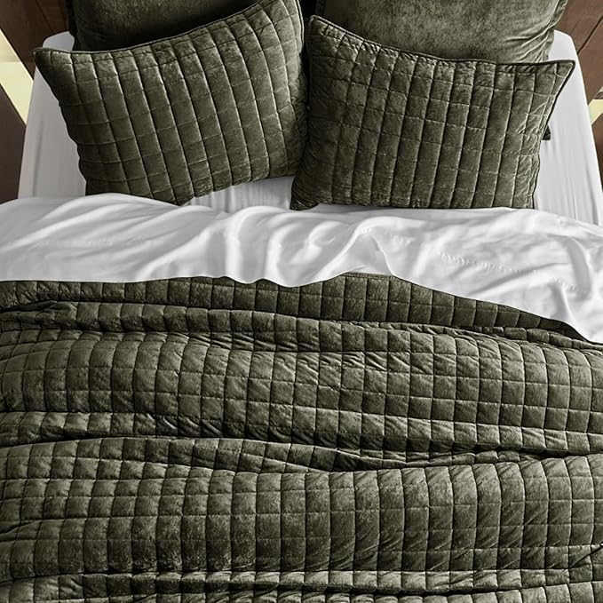 RECYCO Luxury Velvet Quilt Set, California King 118'' x 106'' Oversized Bedspread, Ultra Soft Velvet Comforter, Lightweight Box Stitch Bedding Sets for All Season, with 2 Shams, Olive Green