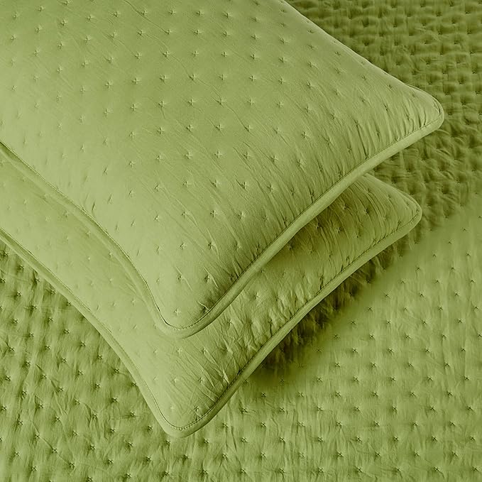 Amazon Basics Brushed Microfiber Quilt Set, Extra Soft with Natural Texture, 3-Piece,King, Green