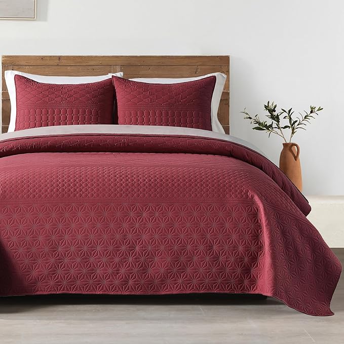 HORIMOTE HOME Burgundy Red King Size Quilt Set - Soft Microfiber Bedspread with 2 Shams, Lightweight & All-Season Geometric Coverlet for Cozy Bedding
