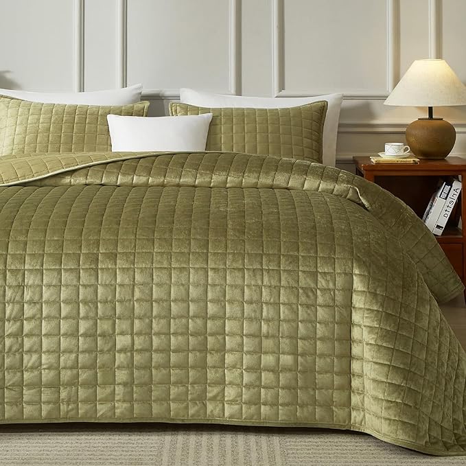 Powdion Velvet Quilt Queen,Luxury Olive Green Quilt Comforter Queen Size 3 Pieces Soft Cozy Oversized Bedspreads Coverlet for All Seasons with 2 Pillow Shams,90x90 Shabby Chic Green Quilt Set