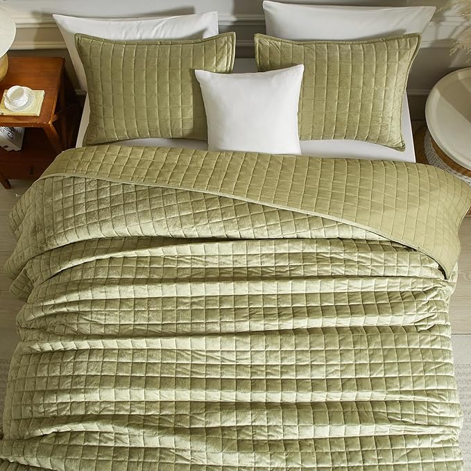 Powdion Velvet Quilt Queen,Luxury Olive Green Quilt Comforter Queen Size 3 Pieces Soft Cozy Oversized Bedspreads Coverlet for All Seasons with 2 Pillow Shams,90x90 Shabby Chic Green Quilt Set