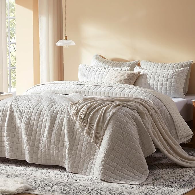 LEAONME Velvet Quilt King Size-98''x106'', Lightweight White Velvet Comforter Set with 2 Pillow Shams, Soft Bedspread Coverlet Quilted Bedding Set for All Season