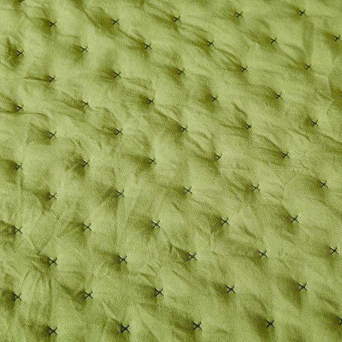 Amazon Basics Brushed Microfiber Quilt Set, Extra Soft with Natural Texture, 3-Piece,Queen/Full, Green