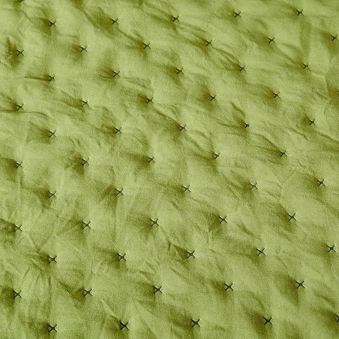 Amazon Basics Brushed Microfiber Quilt Set, Extra Soft with Natural Texture, 3-Piece,King, Green
